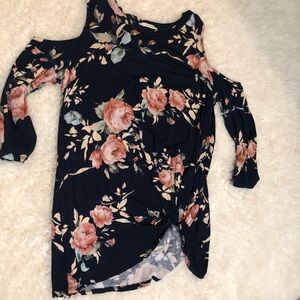 NWOT Cold Shoulder Twist Top